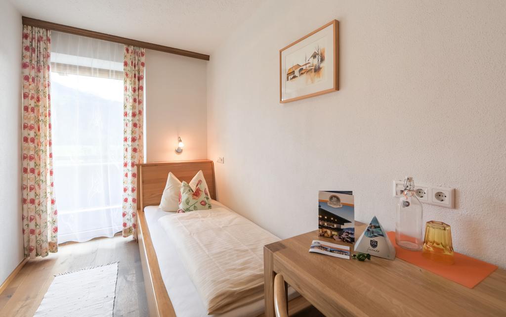 Simone'S Platzerl - Inklusive Taeglichem Freien Eintritt Tauern Spa - Nur 5 Gehminuten, Sommerkarte, Privatem Garten Mit Schwimmteich, Grill Und Saunabereich Kaprun Exterior photo