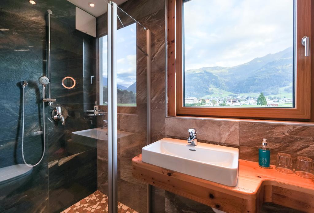 Simone'S Platzerl - Inklusive Taeglichem Freien Eintritt Tauern Spa - Nur 5 Gehminuten, Sommerkarte, Privatem Garten Mit Schwimmteich, Grill Und Saunabereich Kaprun Exterior photo