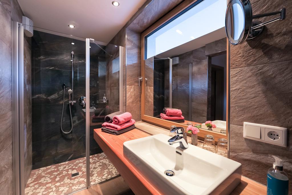 Simone'S Platzerl - Inklusive Taeglichem Freien Eintritt Tauern Spa - Nur 5 Gehminuten, Sommerkarte, Privatem Garten Mit Schwimmteich, Grill Und Saunabereich Kaprun Exterior photo