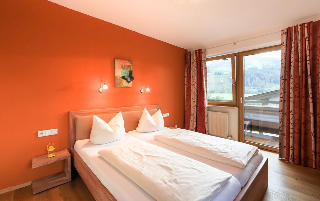 Simone'S Platzerl - Inklusive Taeglichem Freien Eintritt Tauern Spa - Nur 5 Gehminuten, Sommerkarte, Privatem Garten Mit Schwimmteich, Grill Und Saunabereich Kaprun Exterior photo