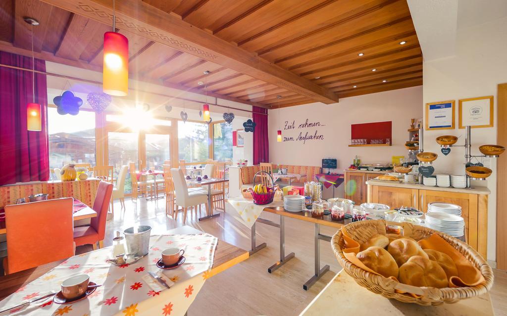 Simone'S Platzerl - Inklusive Taeglichem Freien Eintritt Tauern Spa - Nur 5 Gehminuten, Sommerkarte, Privatem Garten Mit Schwimmteich, Grill Und Saunabereich Kaprun Exterior photo