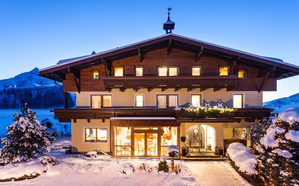 Simone'S Platzerl - Inklusive Taeglichem Freien Eintritt Tauern Spa - Nur 5 Gehminuten, Sommerkarte, Privatem Garten Mit Schwimmteich, Grill Und Saunabereich Kaprun Room photo