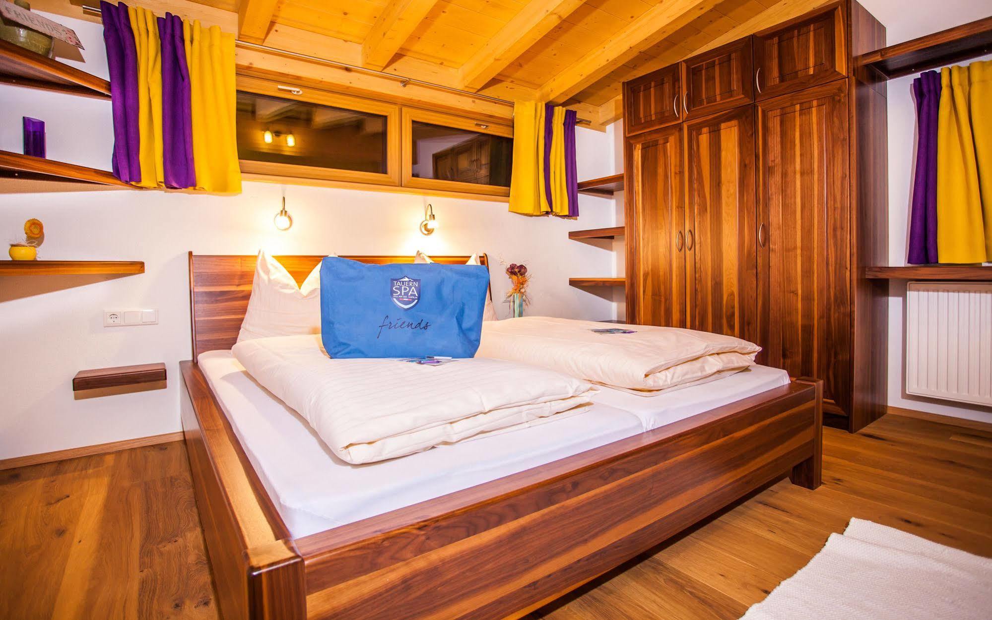 Simone'S Platzerl - Inklusive Taeglichem Freien Eintritt Tauern Spa - Nur 5 Gehminuten, Sommerkarte, Privatem Garten Mit Schwimmteich, Grill Und Saunabereich Kaprun Exterior photo