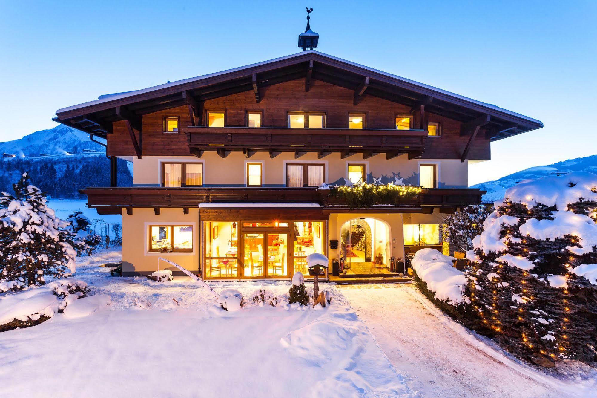 Simone'S Platzerl - Inklusive Taeglichem Freien Eintritt Tauern Spa - Nur 5 Gehminuten, Sommerkarte, Privatem Garten Mit Schwimmteich, Grill Und Saunabereich Kaprun Exterior photo