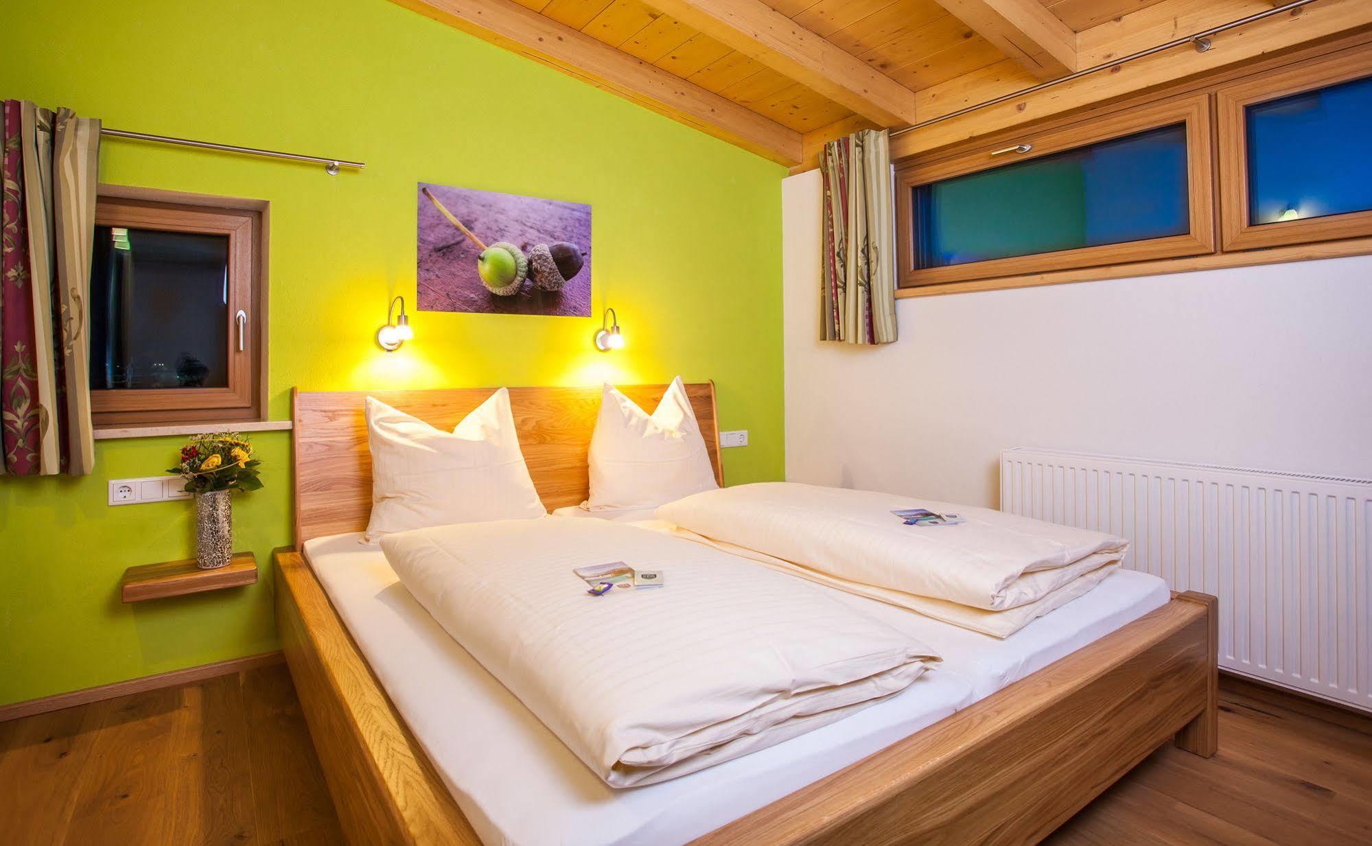 Simone'S Platzerl - Inklusive Taeglichem Freien Eintritt Tauern Spa - Nur 5 Gehminuten, Sommerkarte, Privatem Garten Mit Schwimmteich, Grill Und Saunabereich Kaprun Exterior photo