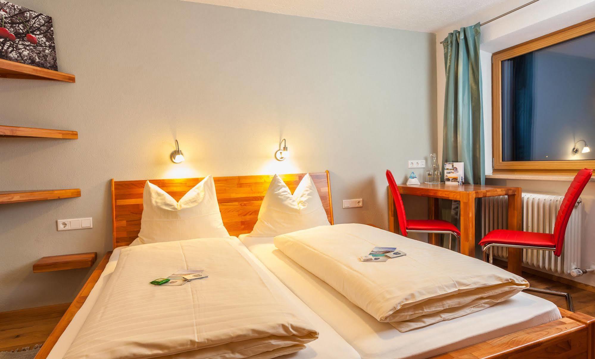 Simone'S Platzerl - Inklusive Taeglichem Freien Eintritt Tauern Spa - Nur 5 Gehminuten, Sommerkarte, Privatem Garten Mit Schwimmteich, Grill Und Saunabereich Kaprun Exterior photo