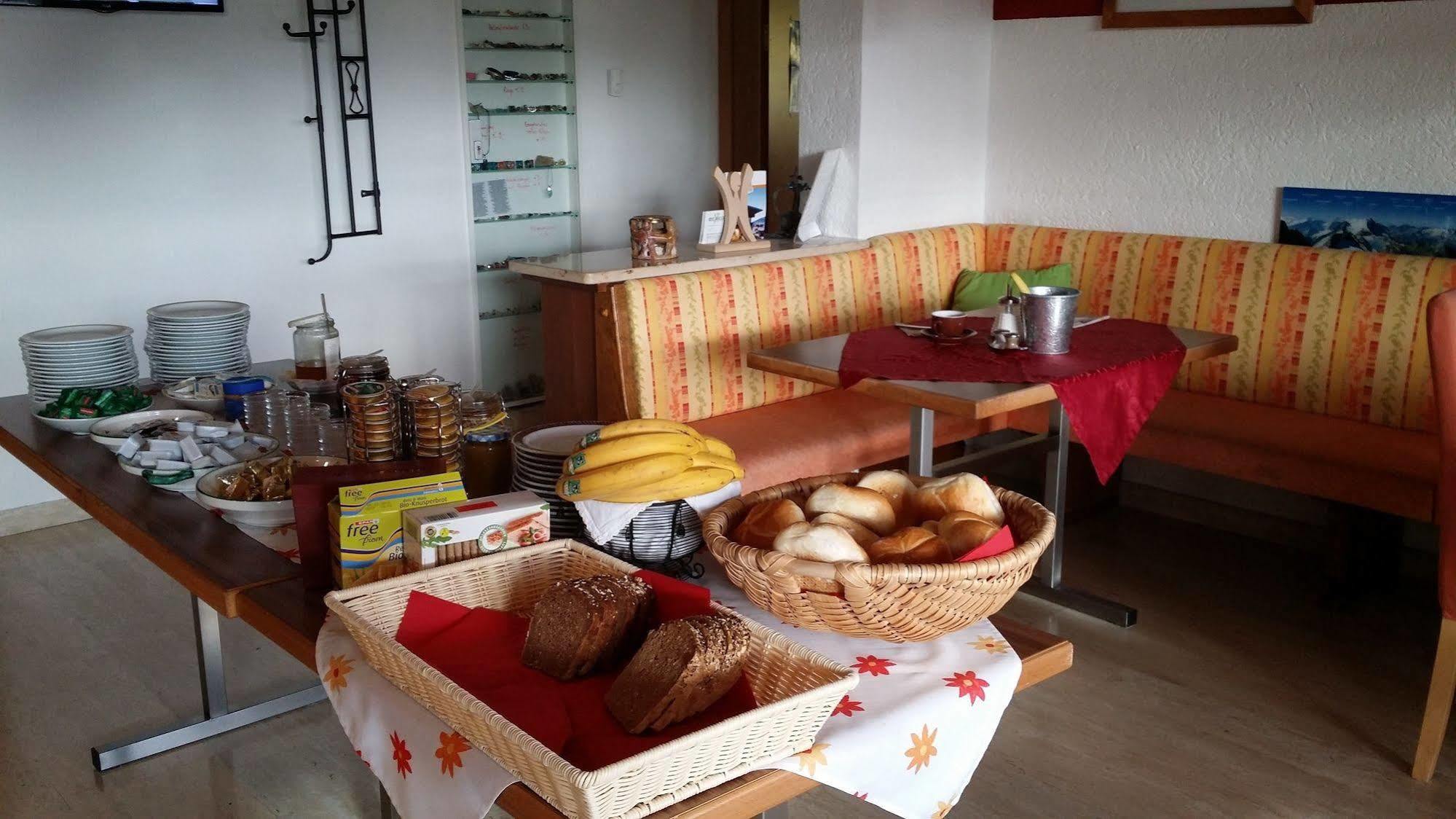 Simone'S Platzerl - Inklusive Taeglichem Freien Eintritt Tauern Spa - Nur 5 Gehminuten, Sommerkarte, Privatem Garten Mit Schwimmteich, Grill Und Saunabereich Kaprun Exterior photo